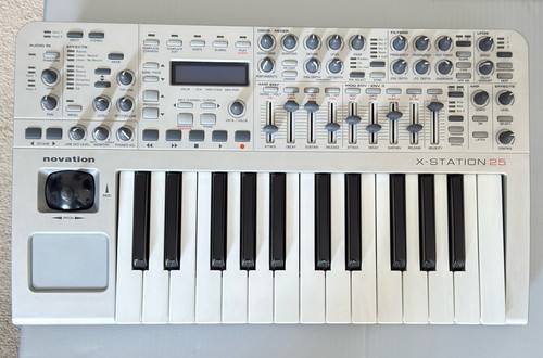 Novation station va - x-station, 25