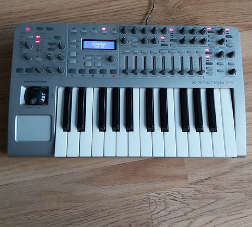 Novation station 25 - x,